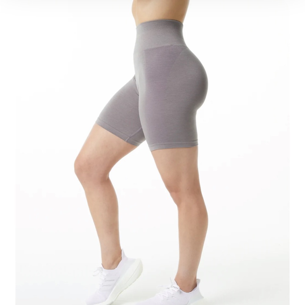 NWOT - Alphalete Amplify 7.5” shorts